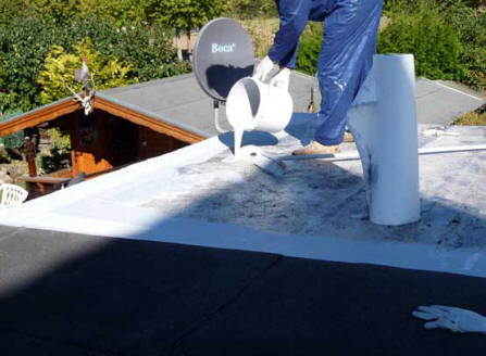 Purelastik verarbeiten 1, Dachsanierung, Flachdach, Flachdachsanierung, Fl&uuml;ssigkunststoff, Garage abdichten, sanieren, abichten, selber machen, Dachabdichtung, Vulkem, Mariseal, Bungalow, Purelastik, Armierungsvlies, Balkonsanierung, Flachdachabdichtung