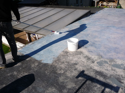 Grundieren Purgrund, Dachsanierung, Flachdach, Flachdachsanierung, Fl&uuml;ssigkunststoff, Garage abdichten, sanieren, abichten, selber machen, Dachabdichtung, Vulkem, Mariseal, Bungalow, Purelastik, Armierungsvlies, Balkonsanierung, Flachdachabdichtung